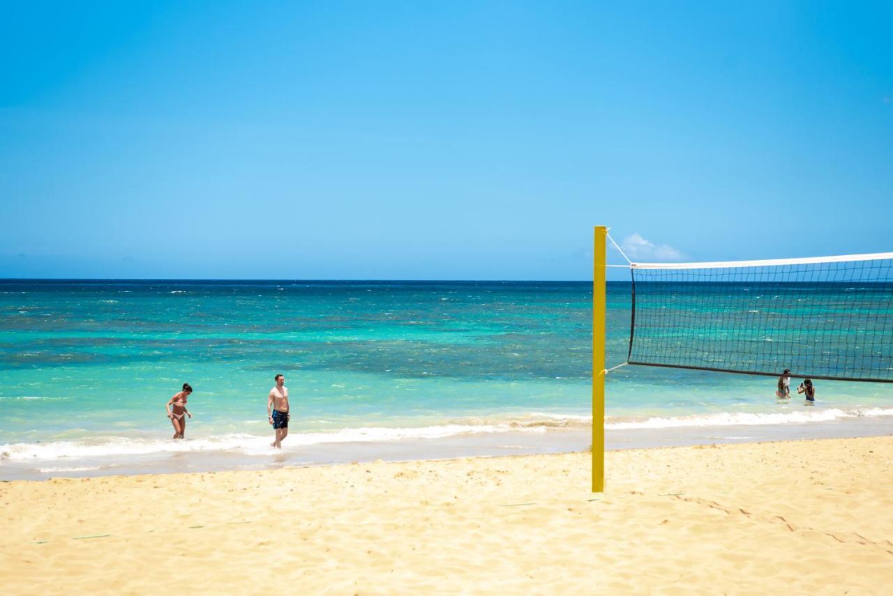 אוברו אלטו Grand Sirenis Punta Cana Resort & Aquagames מראה חיצוני תמונה Beach volleyball at the Grand Bahia Principe resort