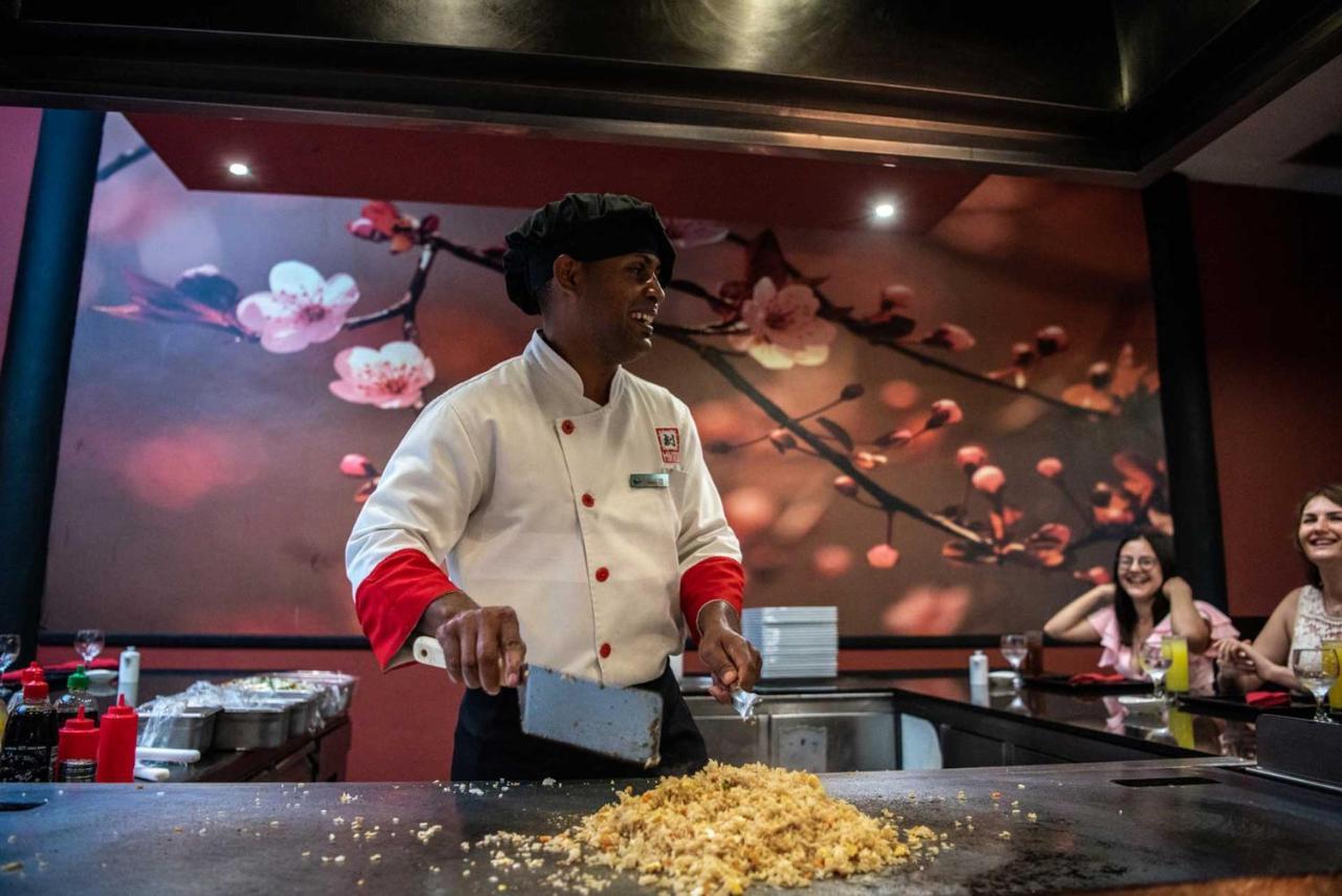 אוברו אלטו Grand Sirenis Punta Cana Resort & Aquagames מראה חיצוני תמונה A chef at work