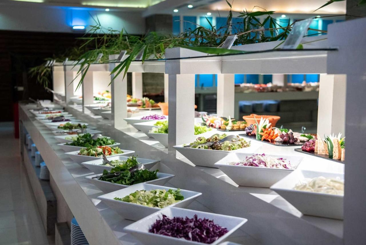 אוברו אלטו Grand Sirenis Punta Cana Resort & Aquagames מראה חיצוני תמונה A salad bar