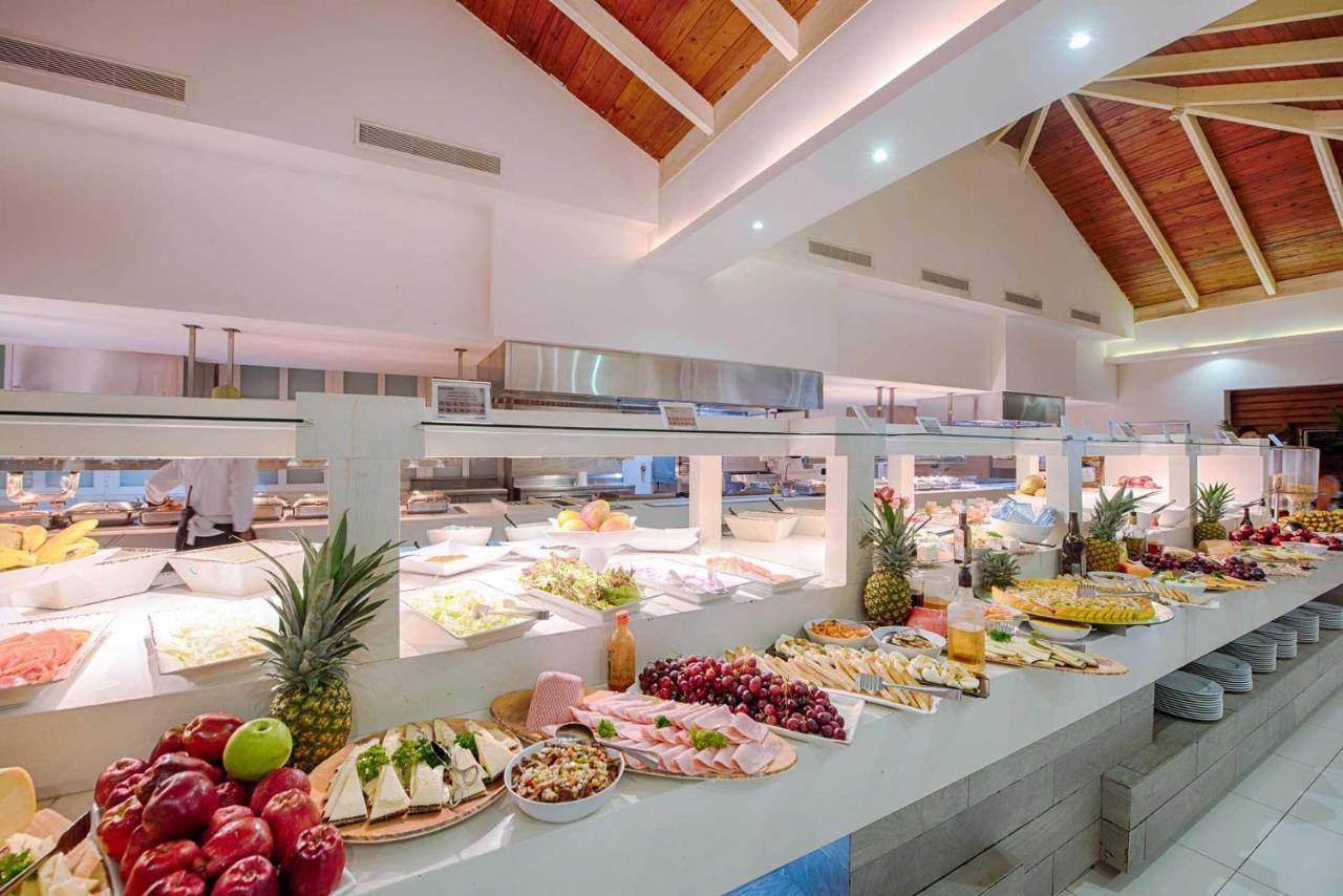 אוברו אלטו Grand Sirenis Punta Cana Resort & Aquagames מראה חיצוני תמונה Buffet at a resort