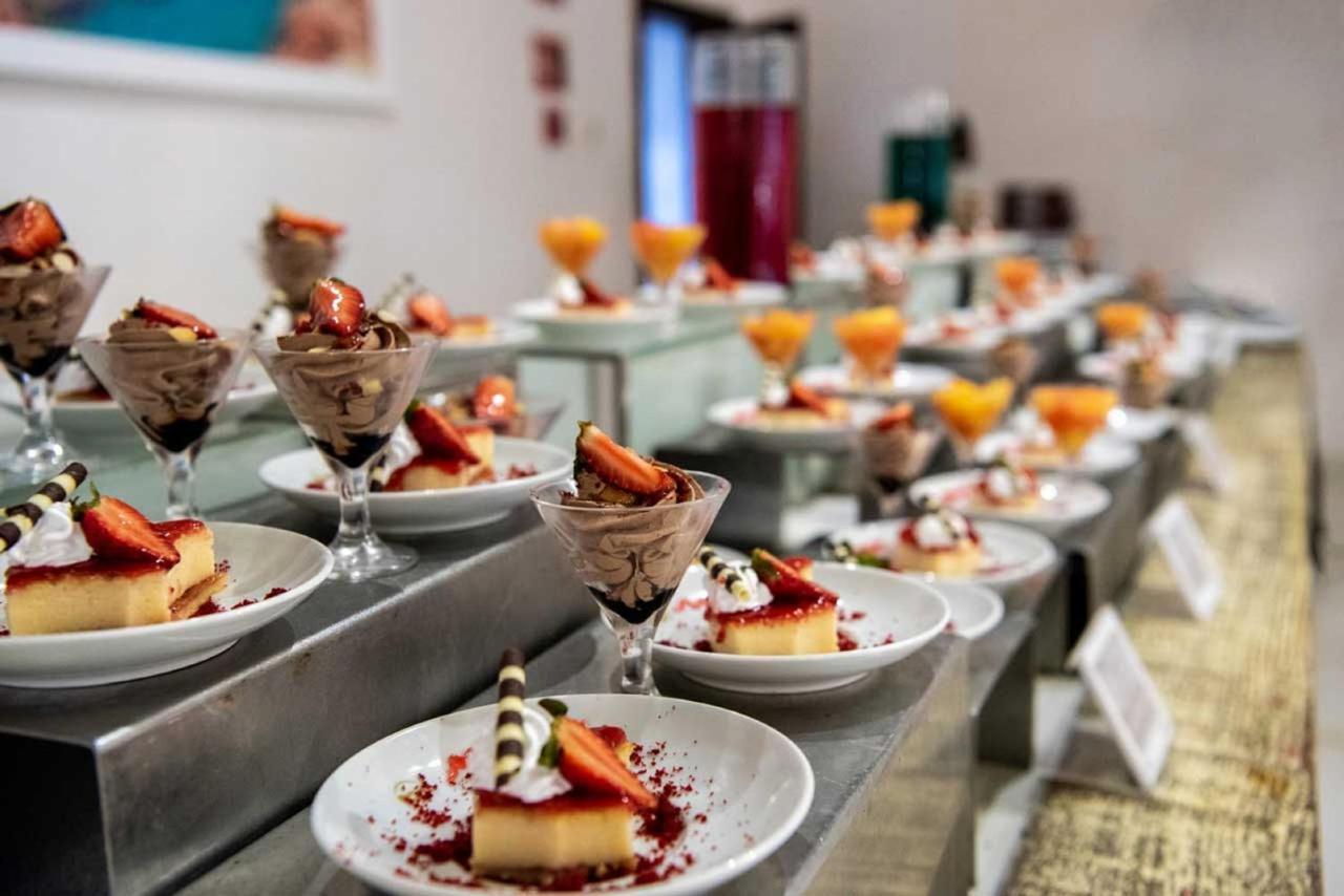 אוברו אלטו Grand Sirenis Punta Cana Resort & Aquagames מראה חיצוני תמונה A dessert buffet