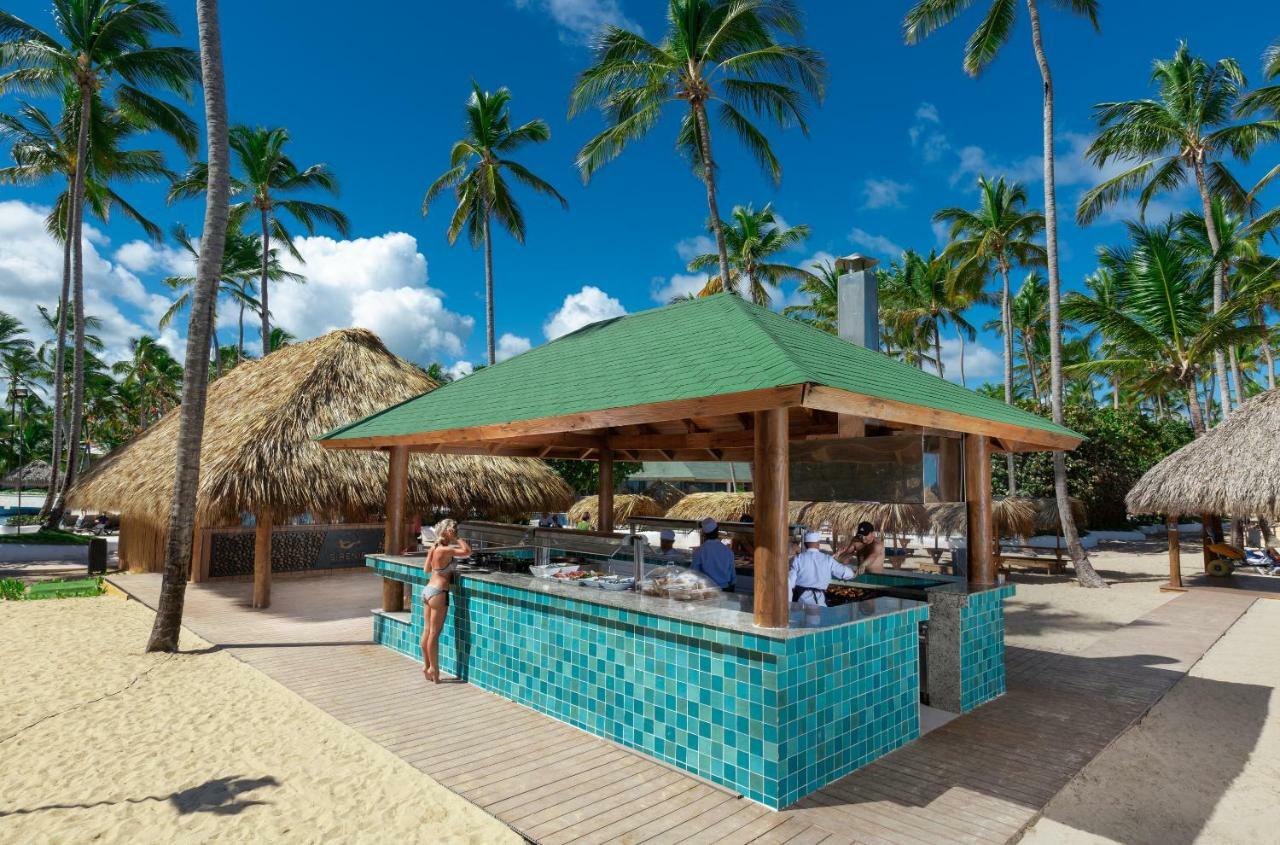 אוברו אלטו Grand Sirenis Punta Cana Resort & Aquagames מראה חיצוני תמונה A beach bar in Punta Cana, Dominican Republic
