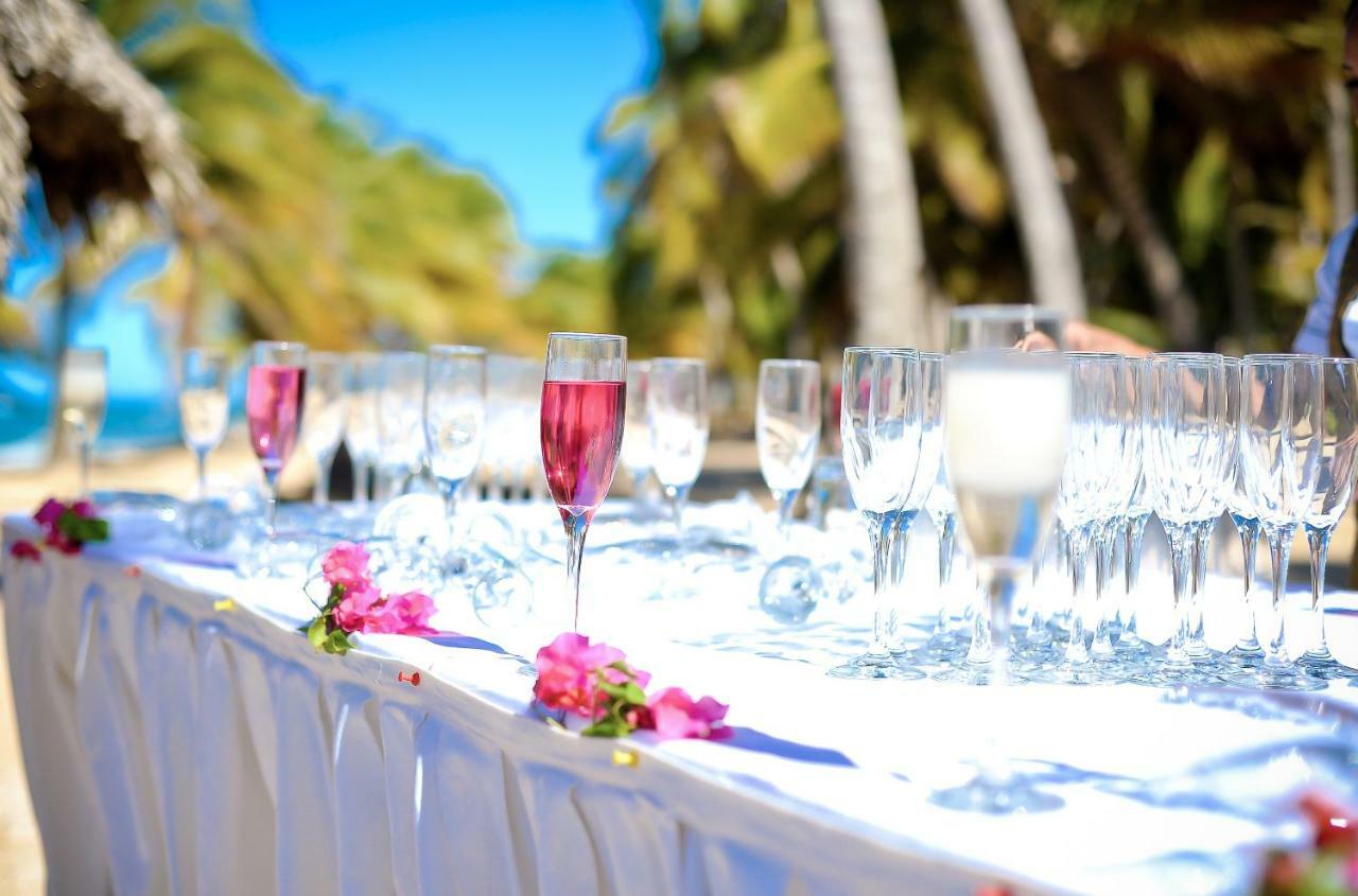 אוברו אלטו Grand Sirenis Punta Cana Resort & Aquagames מראה חיצוני תמונה Champagne glasses at a wedding reception
